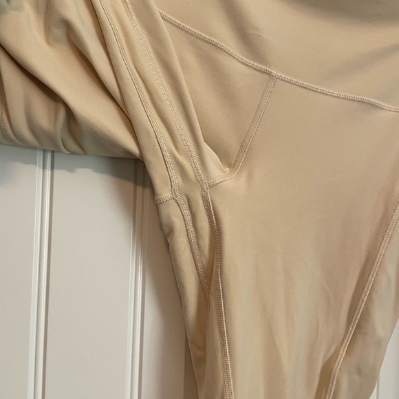 Lululemon Align High-Rise Pant with Pockets 25"
Prosecco size 8 - Picture 6 of 7